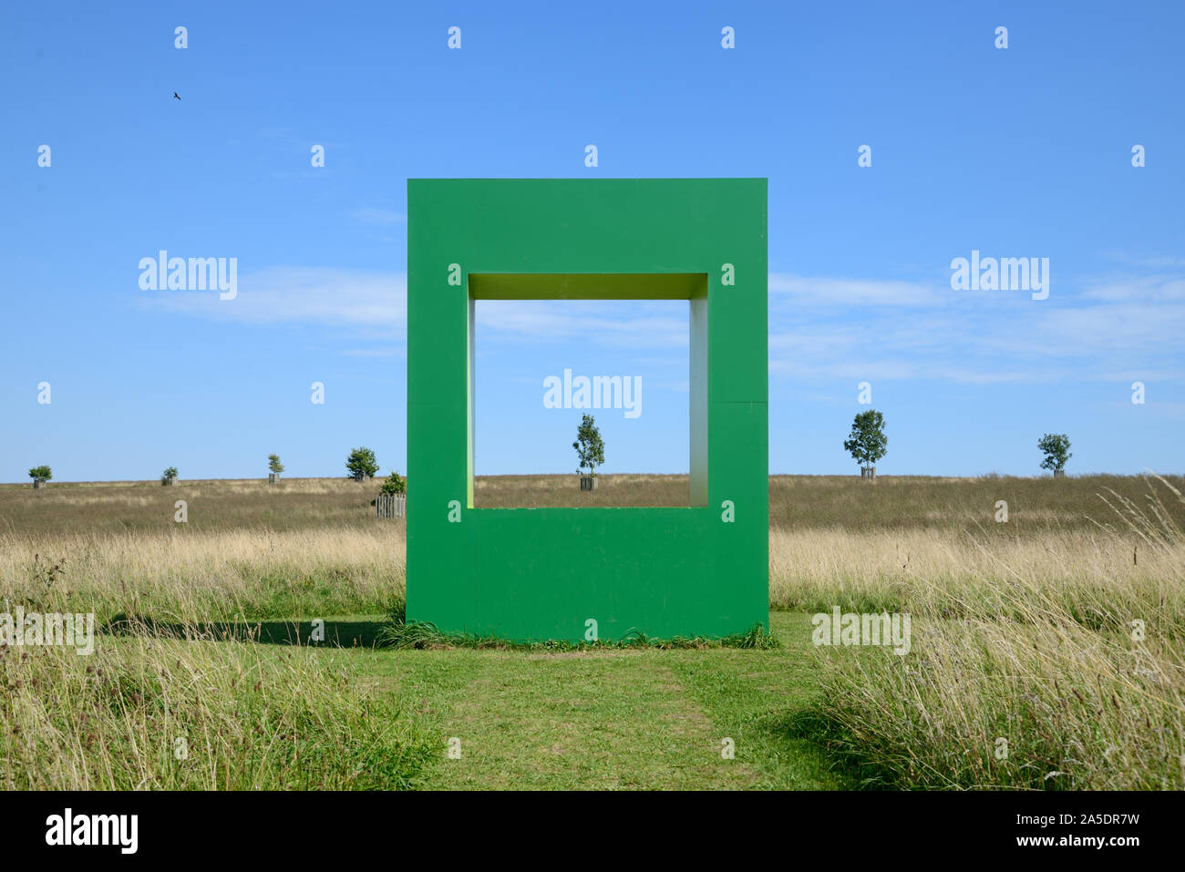 Paysage anglais ou de prairies encadrées par Logement Vert (2019) Sculpture ou d'Art Installation par Krijn de Koning Compton Verney Warwickshire Angleterre Banque D'Images