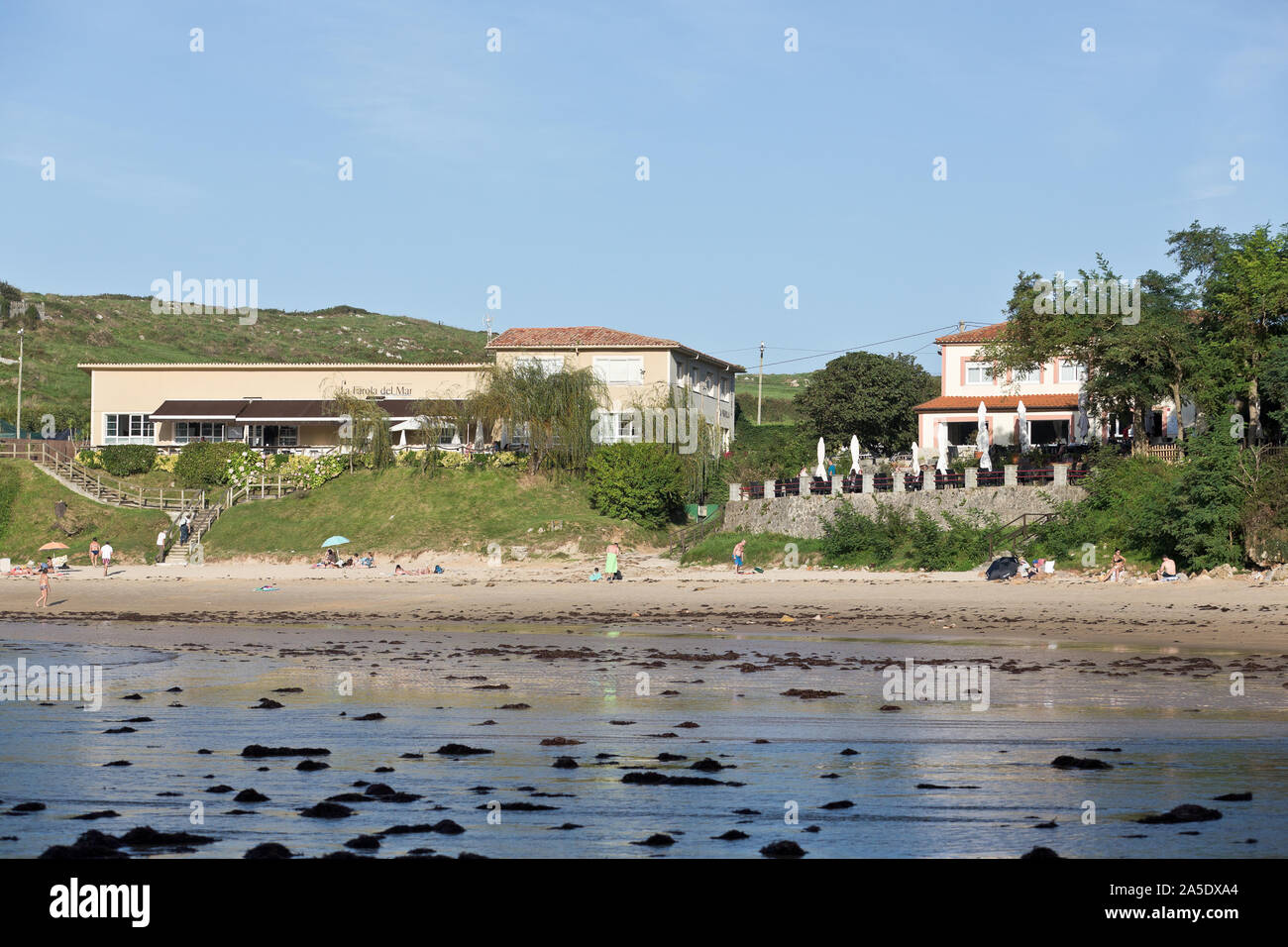 La plage de Poo, est situé dans la région de Poo, dans la moitié ouest de l'Llanes, Asturias du conseil. Elle est encadrée sur les plages de la côte est des Asturies Banque D'Images