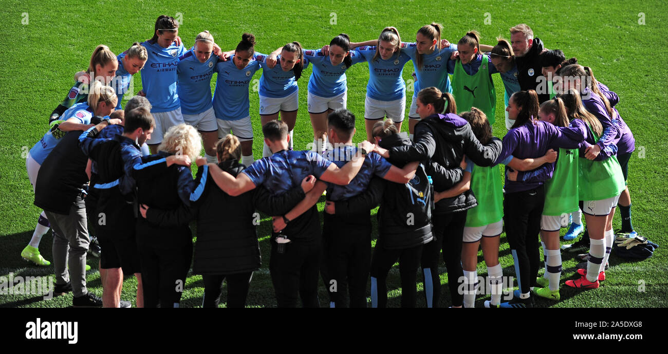 Manchester City joueurs forment un caucus de femmes avant la coupe de ligue continentale Groupe C match à Leigh Sports Village. Banque D'Images
