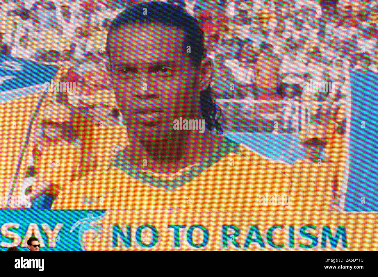 Stade FIFA Nuremberg Allemagne 26.5.2005, Football : Coupe des Confédérations de la fifa, demi-finale, l'Allemagne (GER) vs rouge,Brésil (BRA, jaune) 2:3 ; image de Ronaldinho (BRA) sur videowall avec message "Dites non au racisme" Banque D'Images