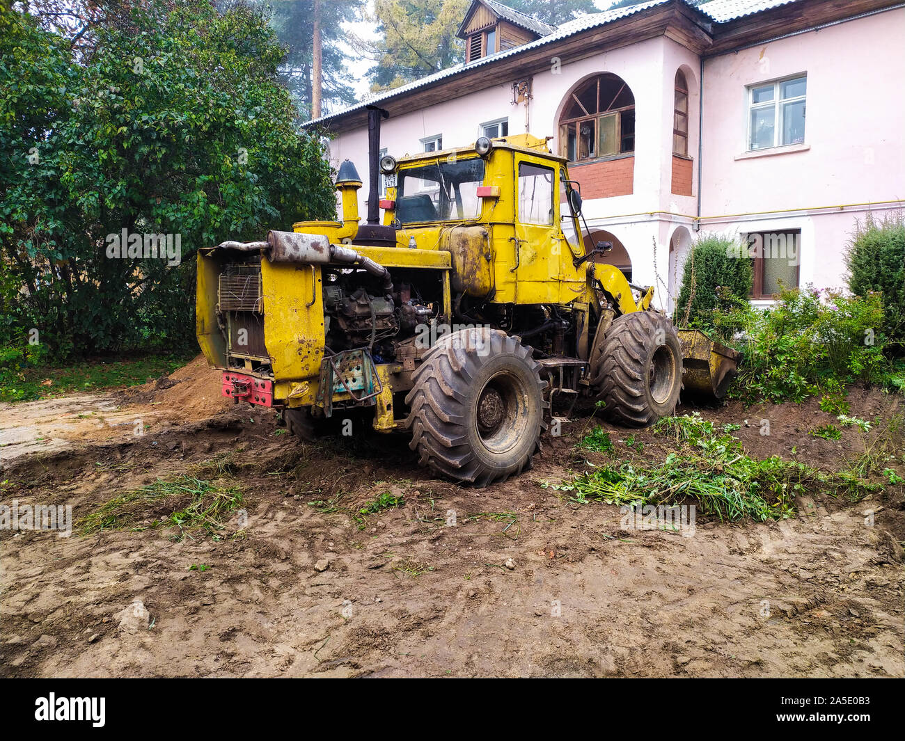 La ferraille du tracteur qui fonctionne encore en Biélorussie, Photo 28.09.2019 Machulishi Bélarus ul. Molodezhnaya 2 Banque D'Images
