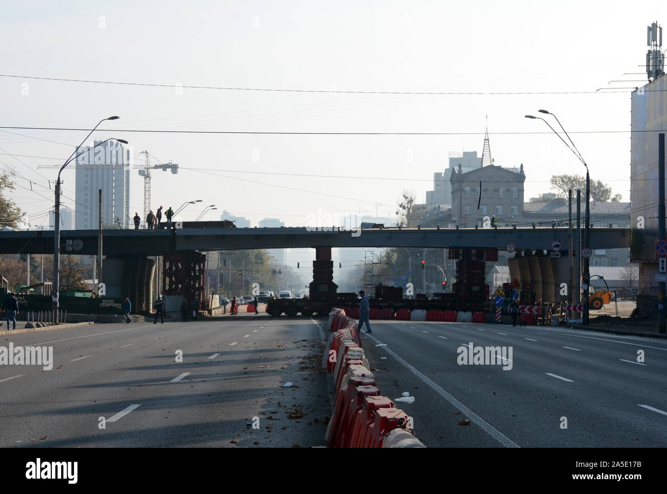 Kiev, Ukraine. 20 Oct, 2019. Kiev, UKRAINE - le 20 octobre 2019 : l'installation d'une section métallique dans la construction de l'Shulyavsky Bridge à Kiev avec l'aide des technologies de l'entreprise néerlandaise MAMMOET (Photo par Aleksandr Goussev/Pacific Press) Credit : Pacific Press Agency/Alamy Live News Banque D'Images