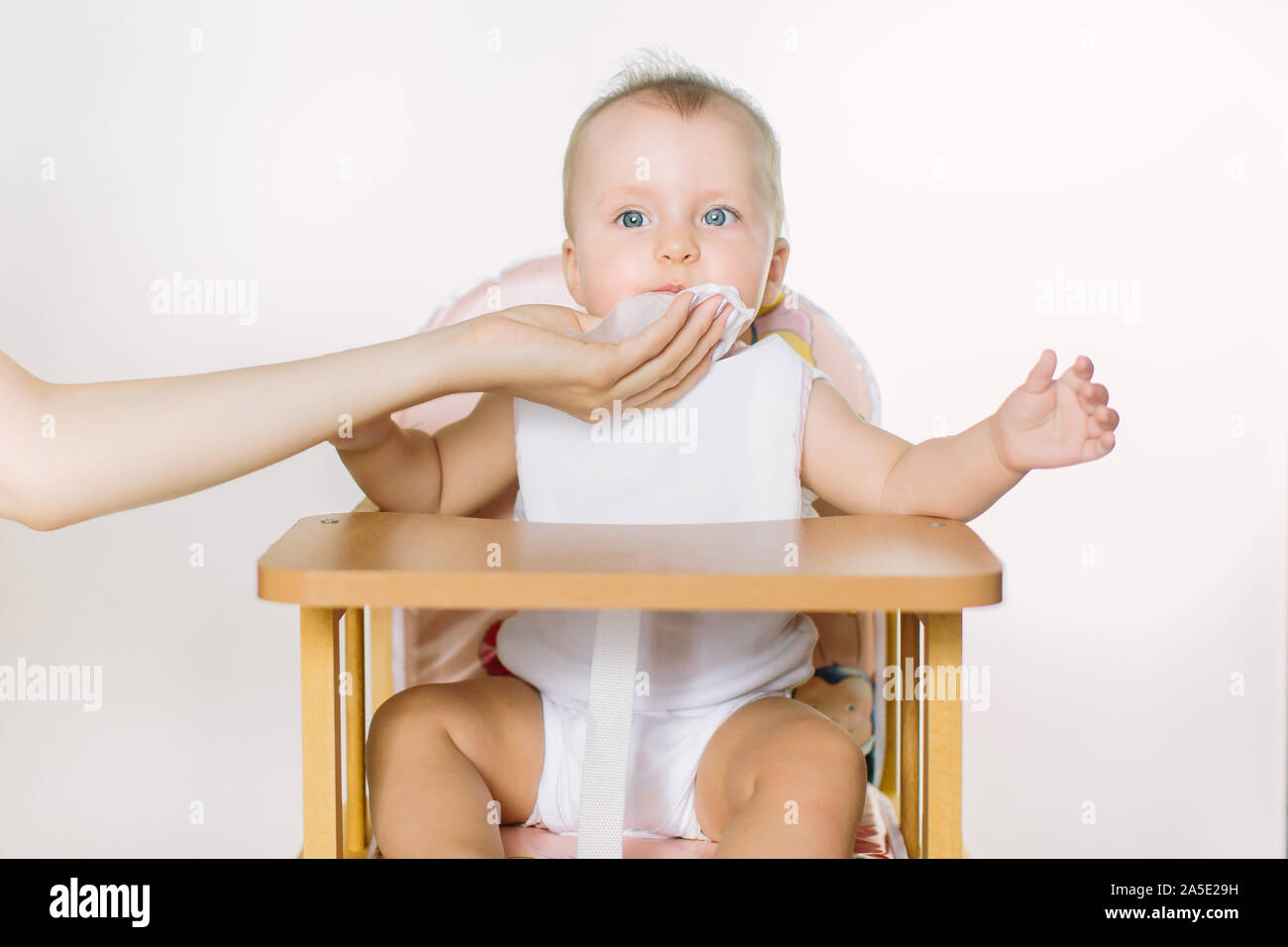 Lingettes Maman La Bouche Du Bebe Apres L Allaitement Photo Stock Alamy