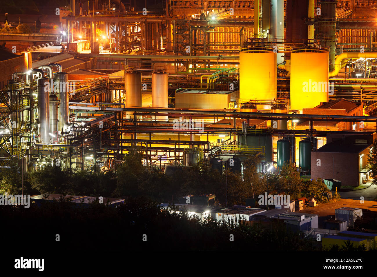 Photo de nuit d'une usine de produits chimiques. Banque D'Images