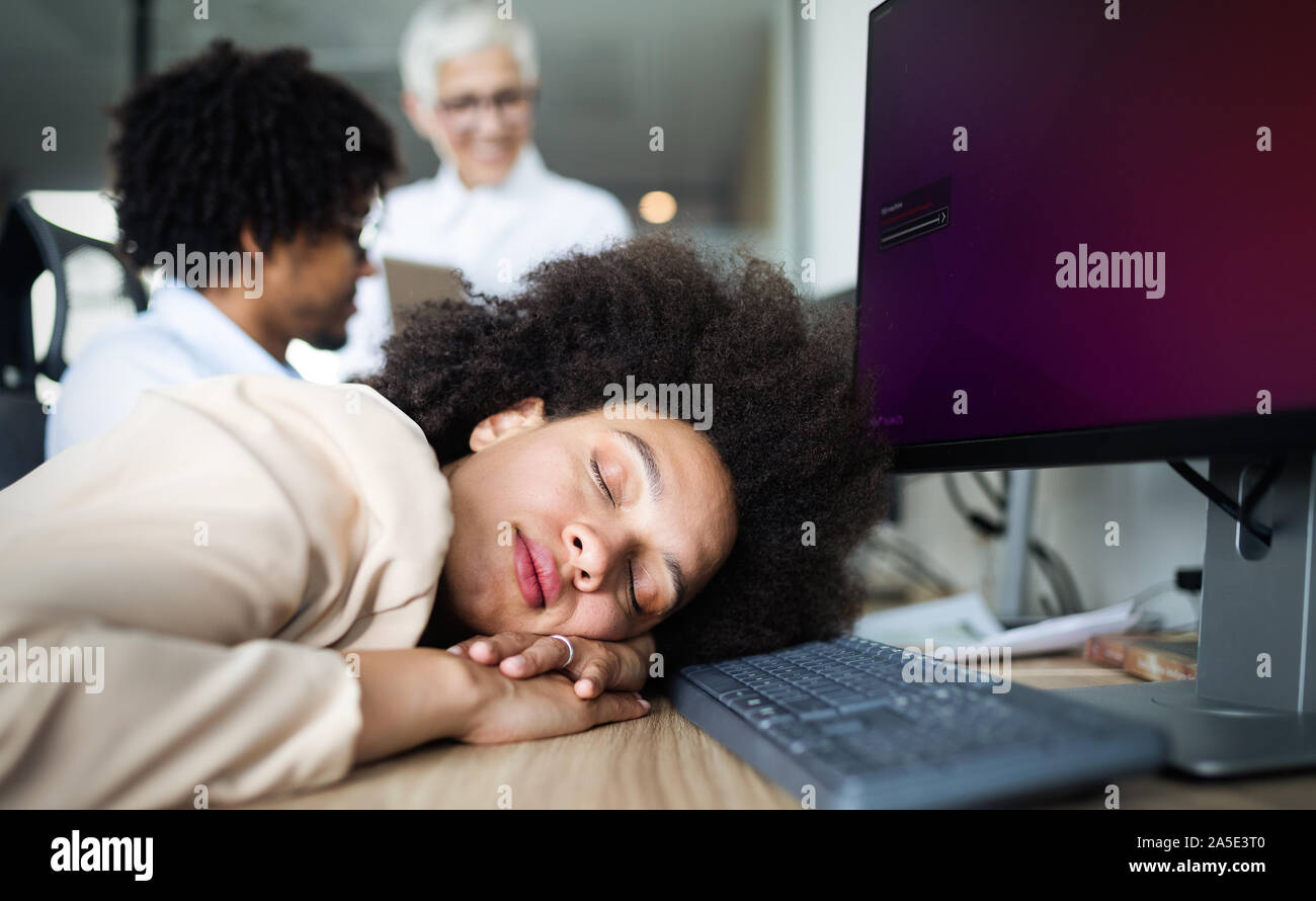 Young African business woman having stress et maux de tête au bureau Banque D'Images