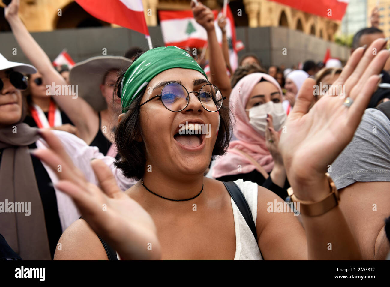 Fille libanaise united avec ses concitoyens au cours de manifestations anti-gouvernementales, le centre-ville, Beyrouth, Liban. 19 Octobre 2019 Banque D'Images