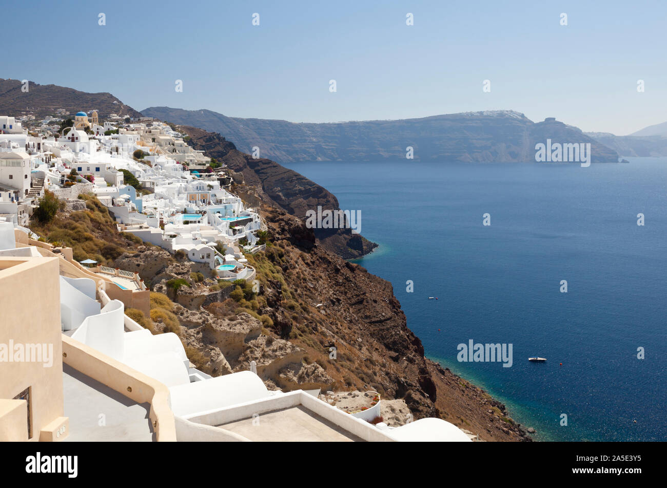 Vue sur le village de Oia, Santorin, Grèce avec Imerovigli en arrière-plan. Banque D'Images