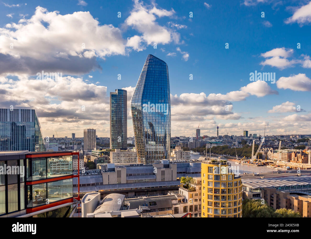 Un bâtiment de Blackfriars (aussi connu sous le nom de vase) et la Tour de Southbank. Appartements en premier plan. Londres, Royaume-Uni. Banque D'Images