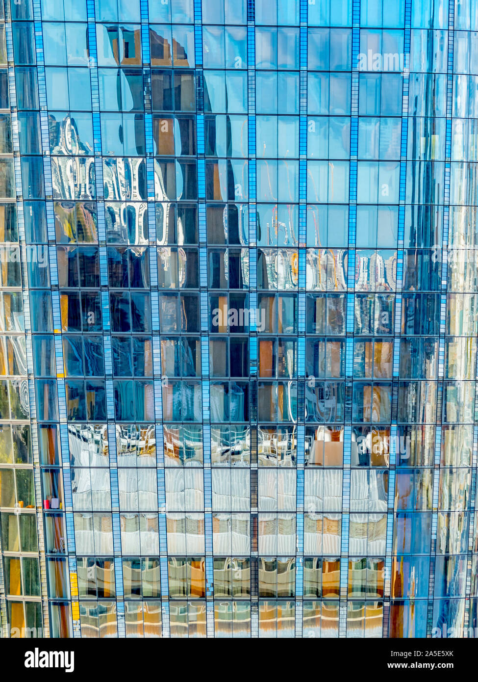 Close up of reflective extérieur d'un bâtiment de Blackfriars (aussi connu sous le nom de vase), London, UK. Banque D'Images
