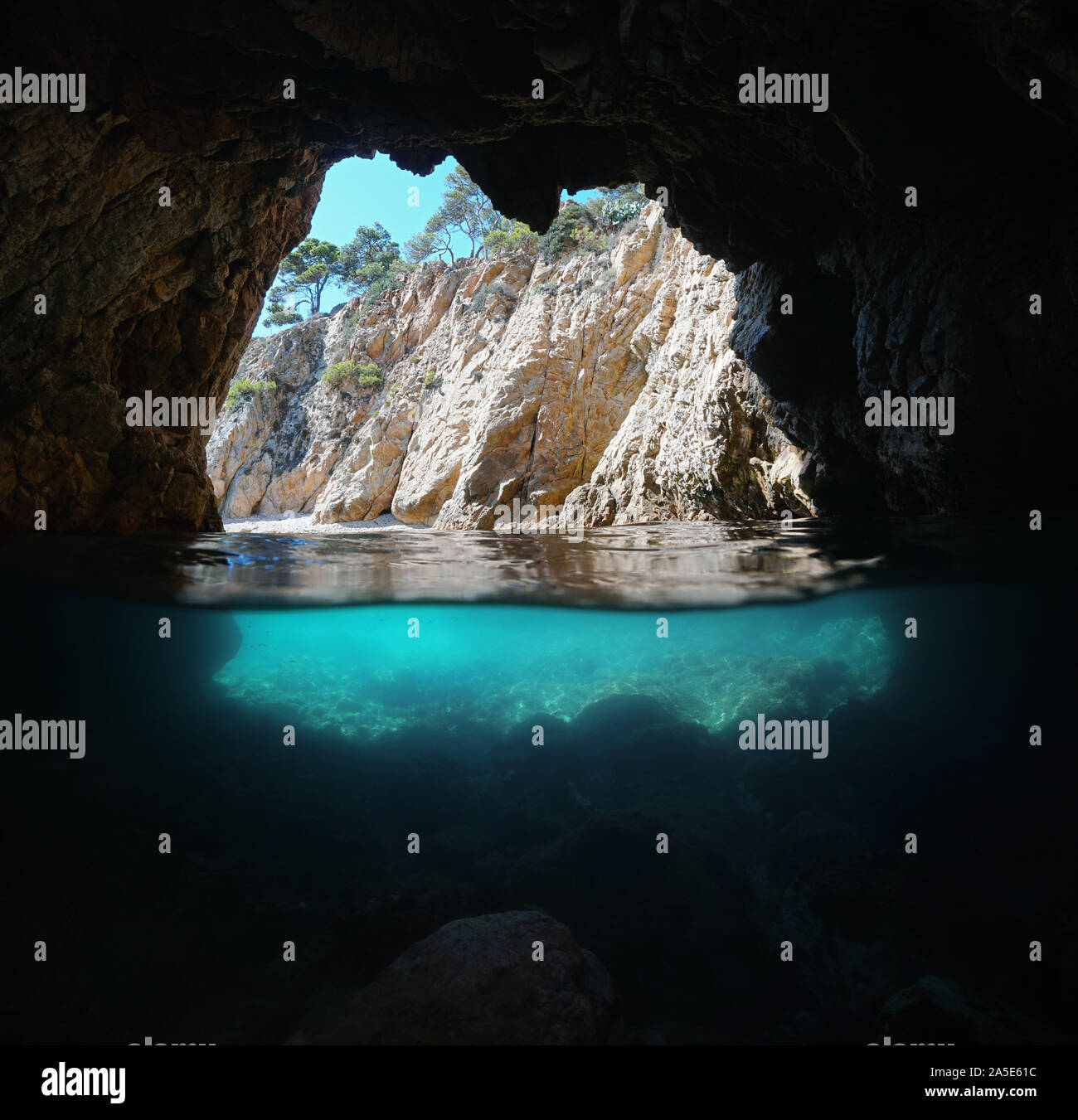 Grotte de la mer sur la côte rocheuse, fractionnée sur et sous l'eau, de la Méditerranée, l'Espagne, Costa Brava, Catalogne, Palamos, Cala Foradada Banque D'Images