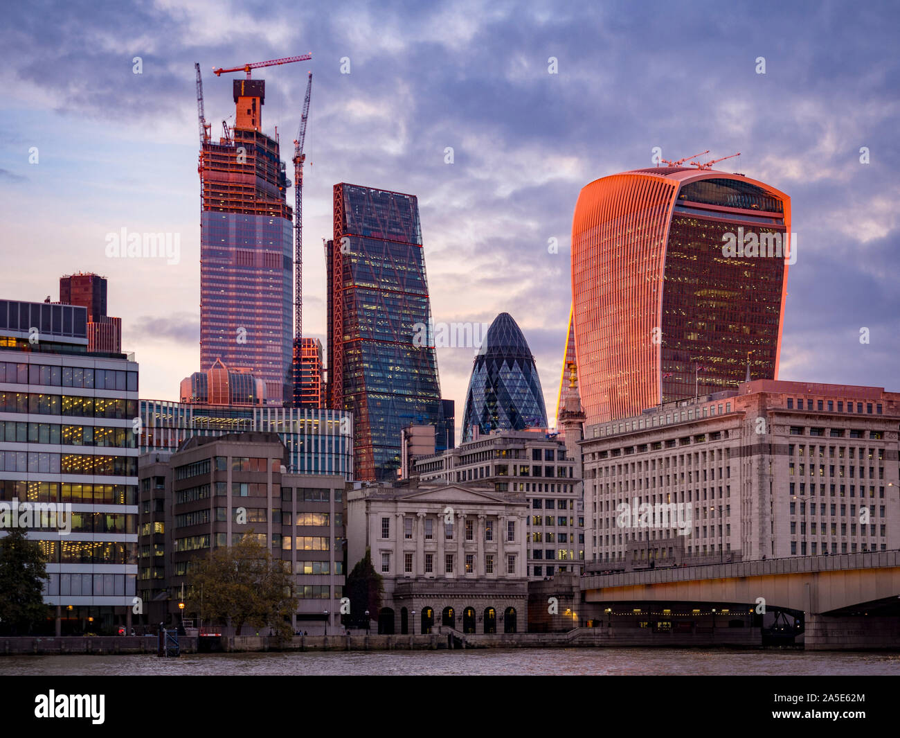 20 Fenchurch Street building (le cornichon), talkie-walkie et râpe à fromage bâtiments au coucher du soleil, Londres, Royaume-Uni. Banque D'Images