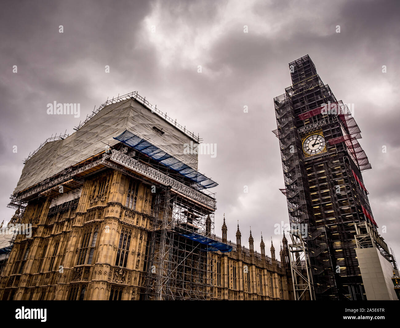 L'Elizabeth Tower, connu sous le nom de Big Ben, presque entièrement recouverte d'échafaudages en raison de travaux de rénovation, Westminster, London, UK. Banque D'Images