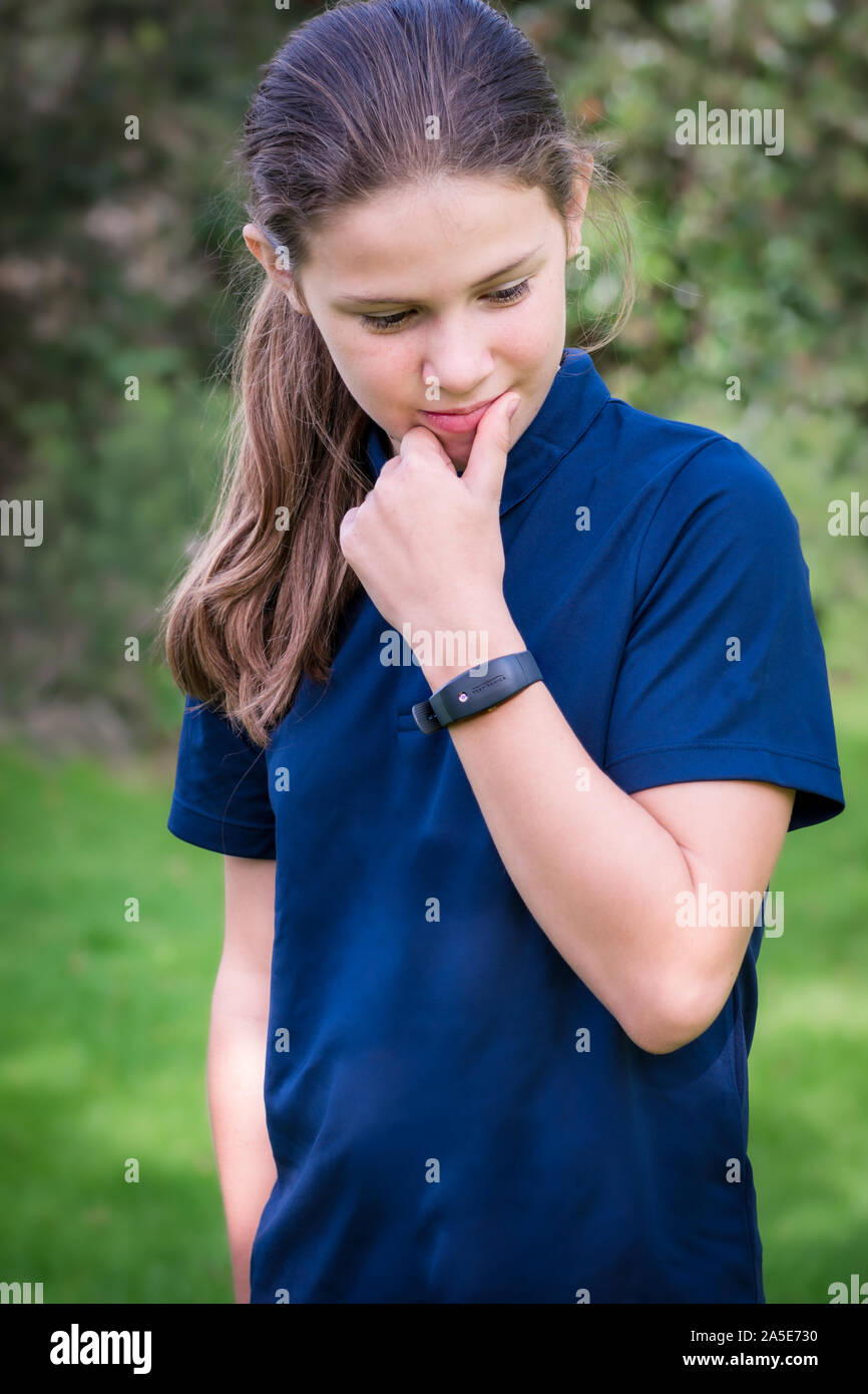 Une sportive teenage girl wearing a Philips Respironics Actiwatch, une recherche clinique montre de qualité pour l'insomnie, les études sur le sommeil et la surveillance de l'activité Banque D'Images