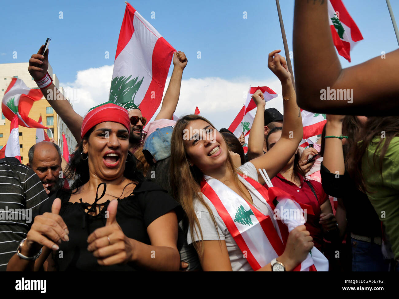 Beyrouth, Liban. 20 Oct, 2019. La danse des manifestants libanais au cours d'une manifestation. Pour la quatrième journée consécutive libanais sont encore les rues à travers le pays pour réclamer la chute du gouvernement et le régime. Credit : Marwan Naamani/afp/Alamy Live News Banque D'Images