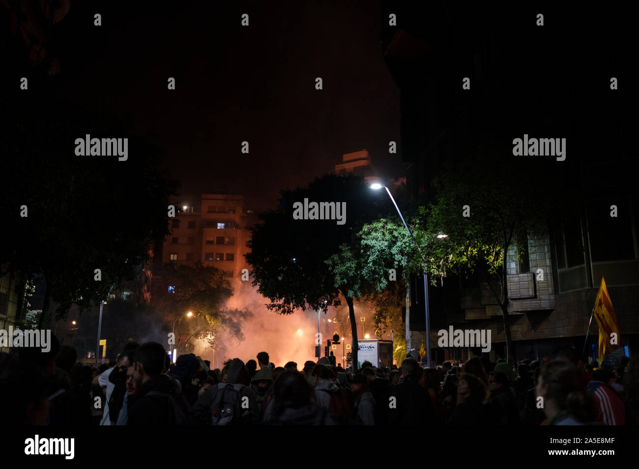 Incendie dans les rues de Barcelone pendant les émeutes entre militants pro-indépendance et la police le 18 octobre 2019. Banque D'Images
