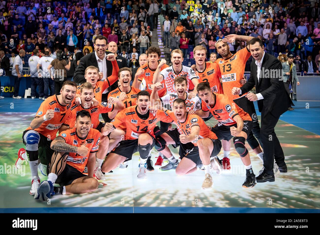 Hanovre, Allemagne. 20 Oct, 2019. Volley-ball, les hommes : Supercup, Salves de Berlin - VfB Friedrichshafen : l'équipe de l'acclamations des volées de Berlin après la victoire. Credit : Sina Schuldt/dpa/Alamy Live News Banque D'Images