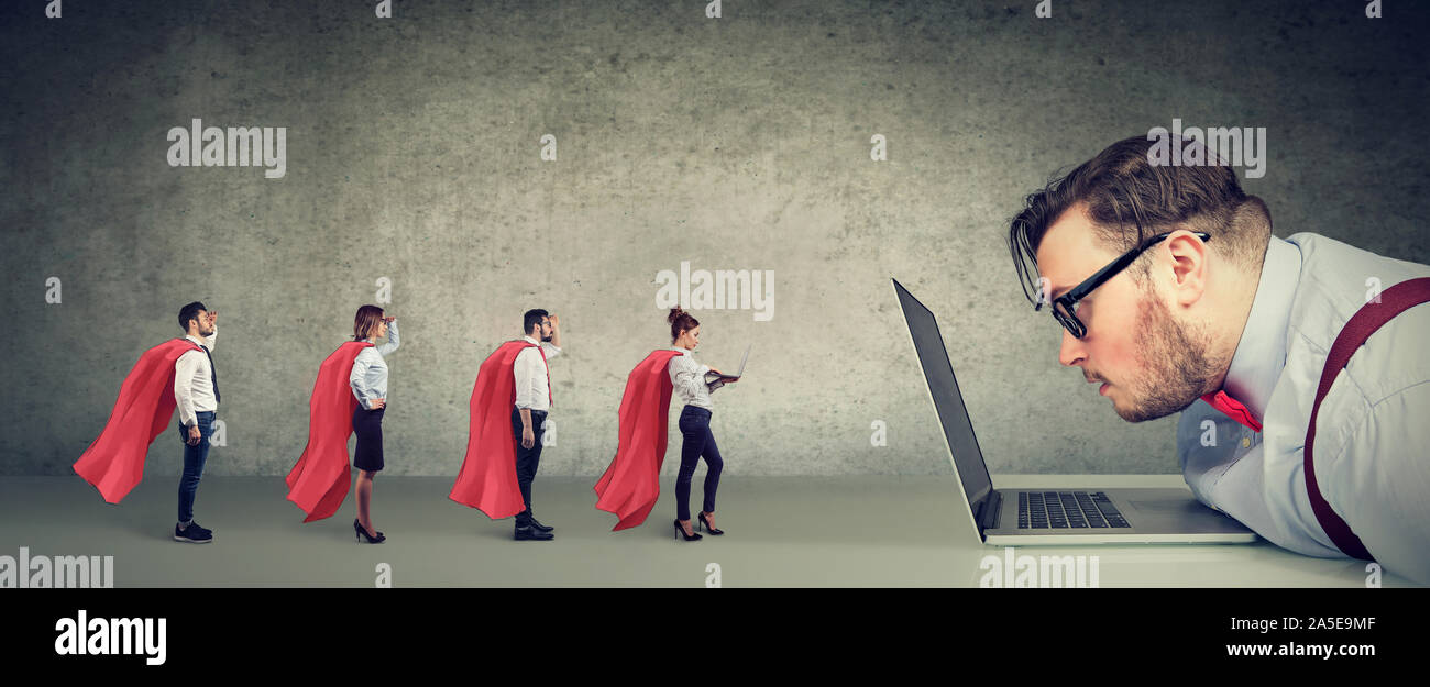 Stressed businessman de l'aide en ligne par l'équipe professionnelle de super héros, les gens Banque D'Images