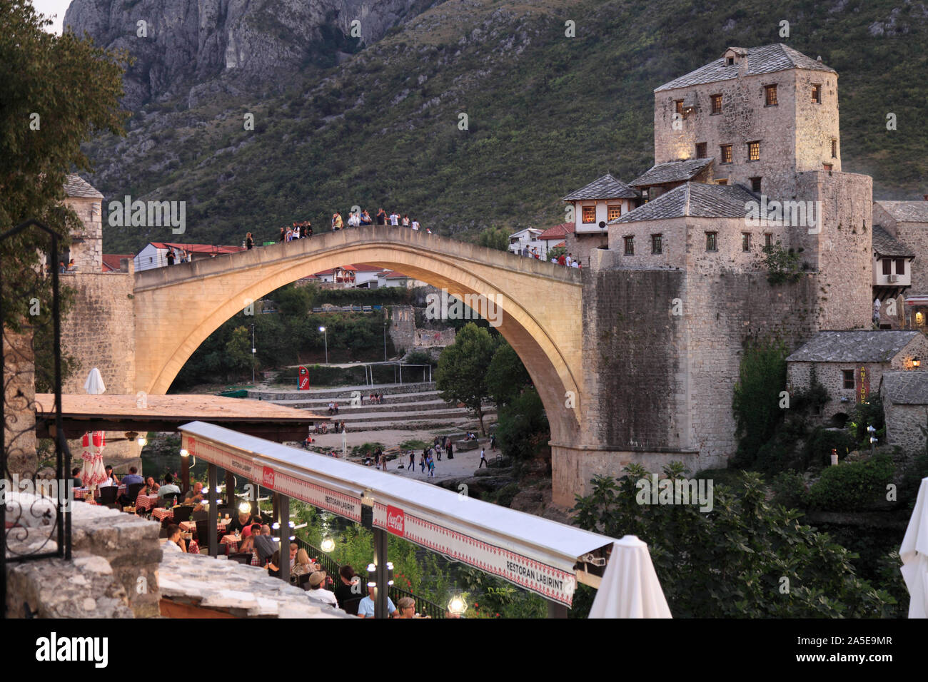 La Bosnie-Herzégovine, Mostar, Vieux Pont, restaurant, les gens, Banque D'Images