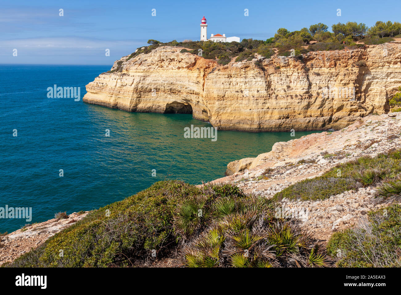Le Farol de Alfanzina/Alfanzina phare sur la colline à Carvoeiro Algarve portugal portugais Banque D'Images