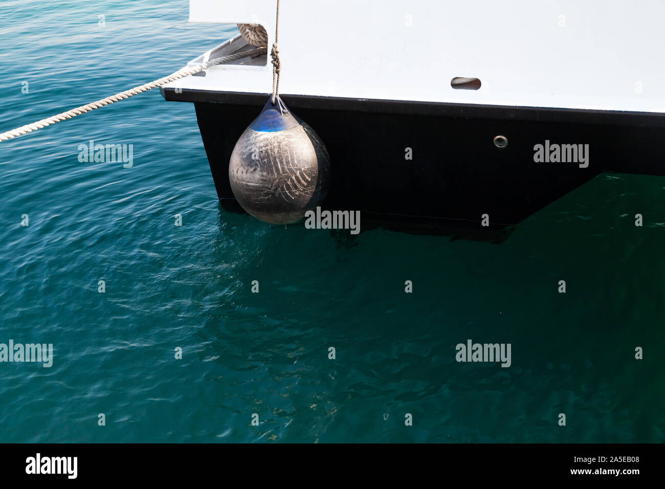 L'aile bateau bouée d'ancrage ronde, balle accrochée à un yacht de Stern Banque D'Images