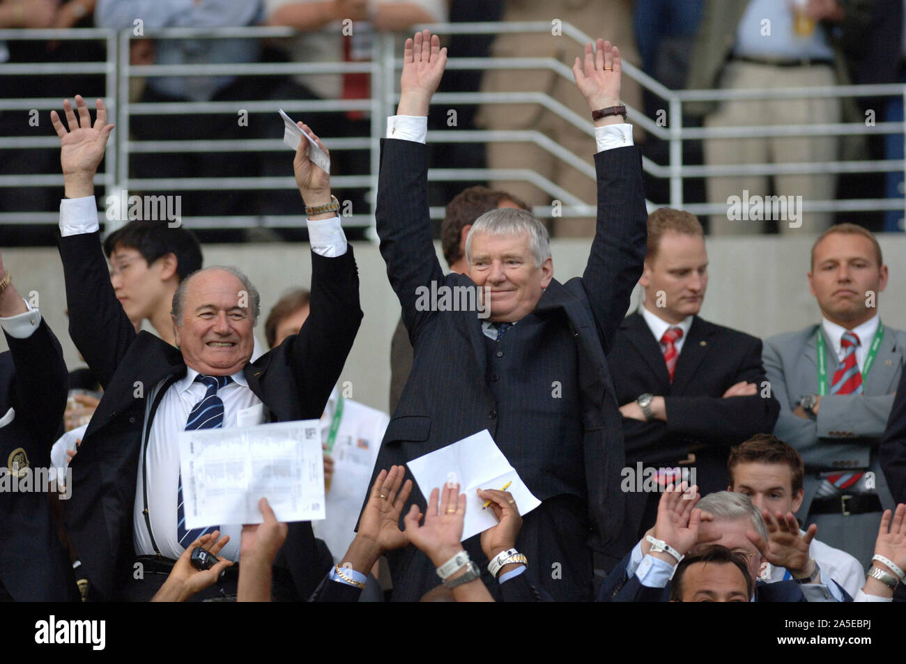 Stade FIFA Allemagne Francfort, 15.06.2005, football : Coupe des Confédérations match d'ouverture, l'Allemagne (GER, blanc) contre l'Australie (AUS, jaune) 4:3 ; le président de la FIFA Joseph Blatter "Sepp" (SUI, à gauche) et l'allemand de l'intérieur Otto Schily faire "La Ola" Banque D'Images