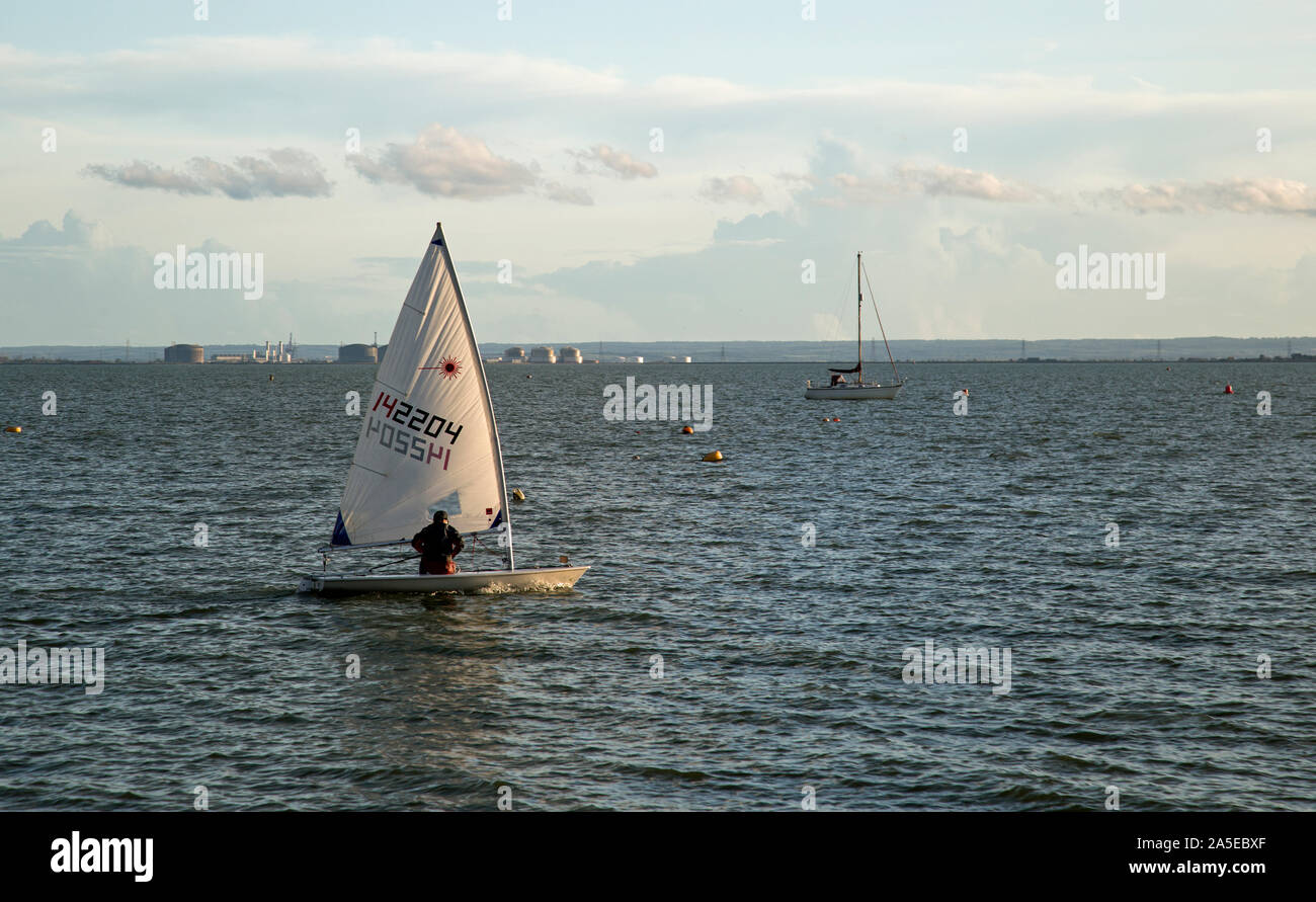 Southend on Sea, Essex, en Angleterre, en octobre 2019, un marin jouit de la voile sur une journée calme. Banque D'Images