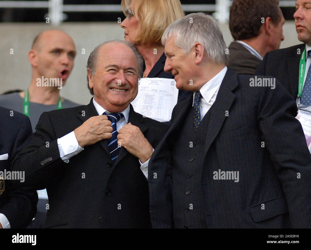 Stade FIFA Allemagne Francfort, 15.06.2005, football : Coupe des Confédérations match d'ouverture, l'Allemagne (GER, blanc) contre l'Australie (AUS, jaune) 4:3 ; le président de la FIFA Joseph Blatter "Sepp" (SUI, à gauche) et l'allemand Otto Schily Secrétaire d'accueil Banque D'Images