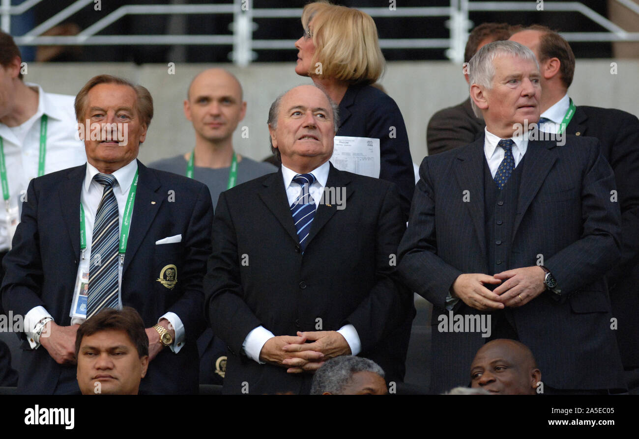 Stade FIFA Allemagne Francfort, 15.06.2005, football : Coupe des Confédérations match d'ouverture, l'Allemagne (GER, blanc) contre l'Australie (AUS, jaune) 4:3 ; Gerhard Mayer-Vorfelder (GER) président de l'Association allemande de football (DFB (Deutscher Fussball-Bund) (à gauche) , le président de la FIFA Joseph Blatter "Sepp" (SUI, ) et l'allemand Otto Schily Secrétaire d'accueil Banque D'Images
