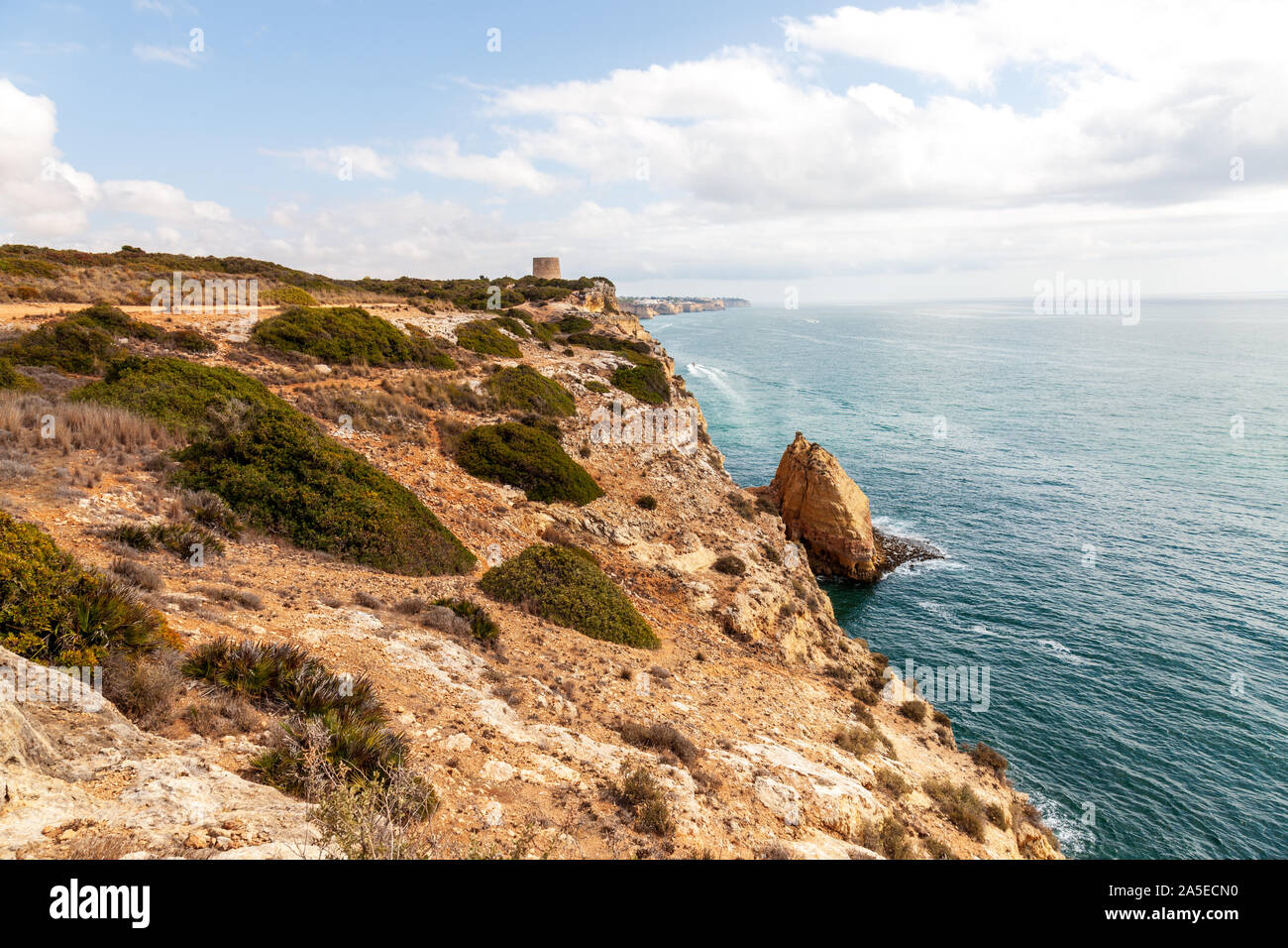 Tour de guet sur les falaises au-dessus de l'océan Atlantique sur la côte de l'Algarve portugal Banque D'Images