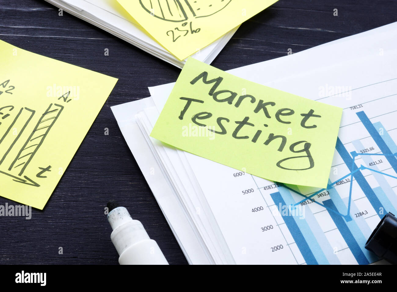 Marché Marketing rapport de tests sur la table. Banque D'Images