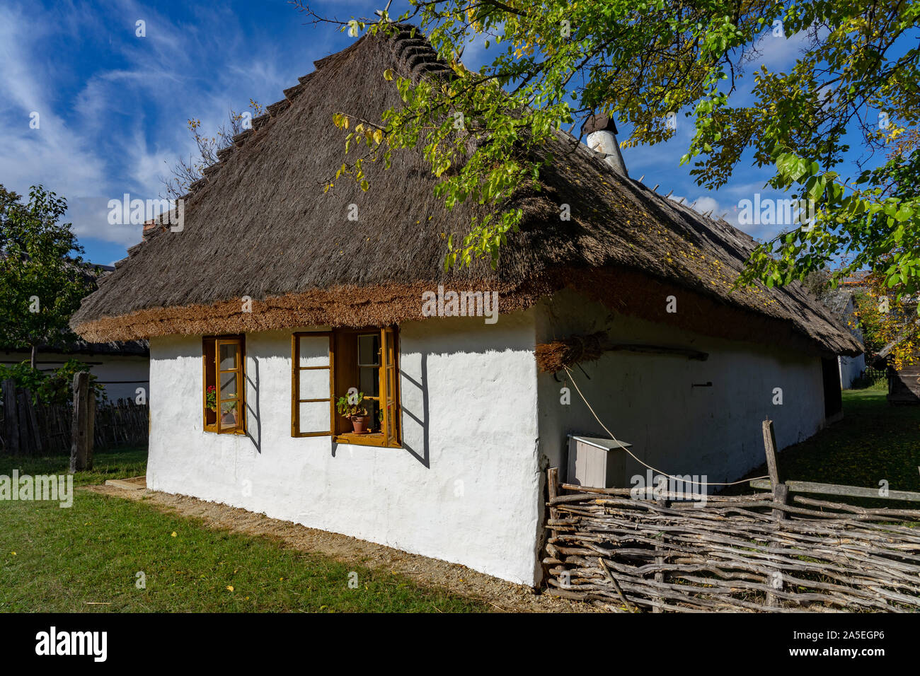Historique vieux village hongrois avec toit en paille maison musée Banque D'Images