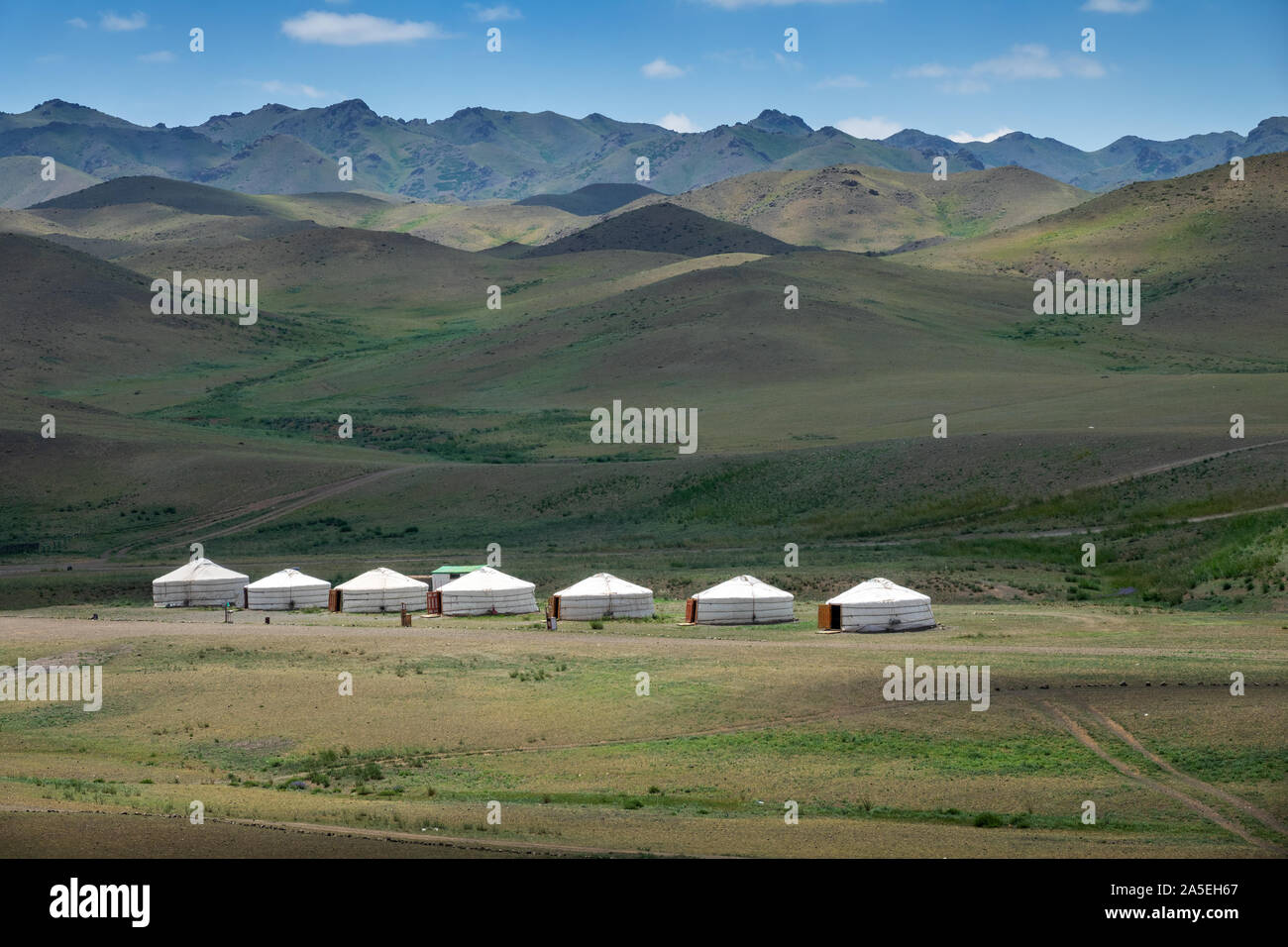 Yourtes entre montagnes en Mongolie Banque D'Images