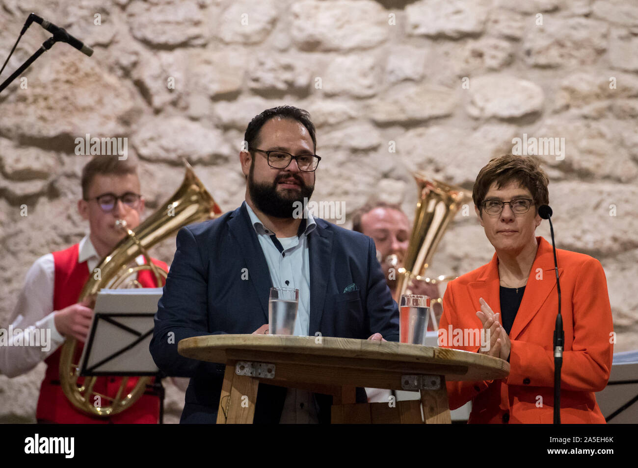 Anrode, Allemagne. 20 Oct, 2019. Le président fédéral de la CDU Annegret Kramp-Karrenbauer (r) parle à Jonas Urbach, CDU pour l'État candidat direct élections en Thuringe, à un événement de la campagne électorale de la CDU de Thuringe dans le monastère de Anrode. Credit : Jens-Ulrich Koch/dpa-Zentralbild/dpa/Alamy Live News Banque D'Images