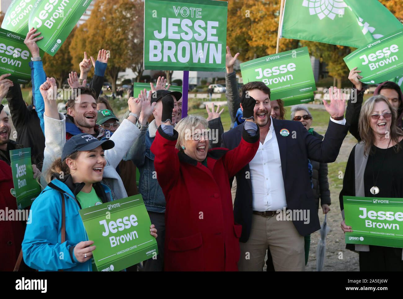 Vancouver, Canada. 20 Oct, 2019. La chef du Parti Vert du Canada Elizabeth May (Centre, L) se joint à Vancouver Centre candidat Jesse Brown (Centre, R) s'adressant aux électeurs à English Bay et sur Denman Street dans le West End, Vancouver, Colombie-Britannique, le 19 octobre 2019 au cours d'une journée de la campagne électorale fédéral à Vancouver. Le jour des élections est le 21 octobre, 2019. Photo par Heinz Ruckemann/UPI UPI : Crédit/Alamy Live News Banque D'Images