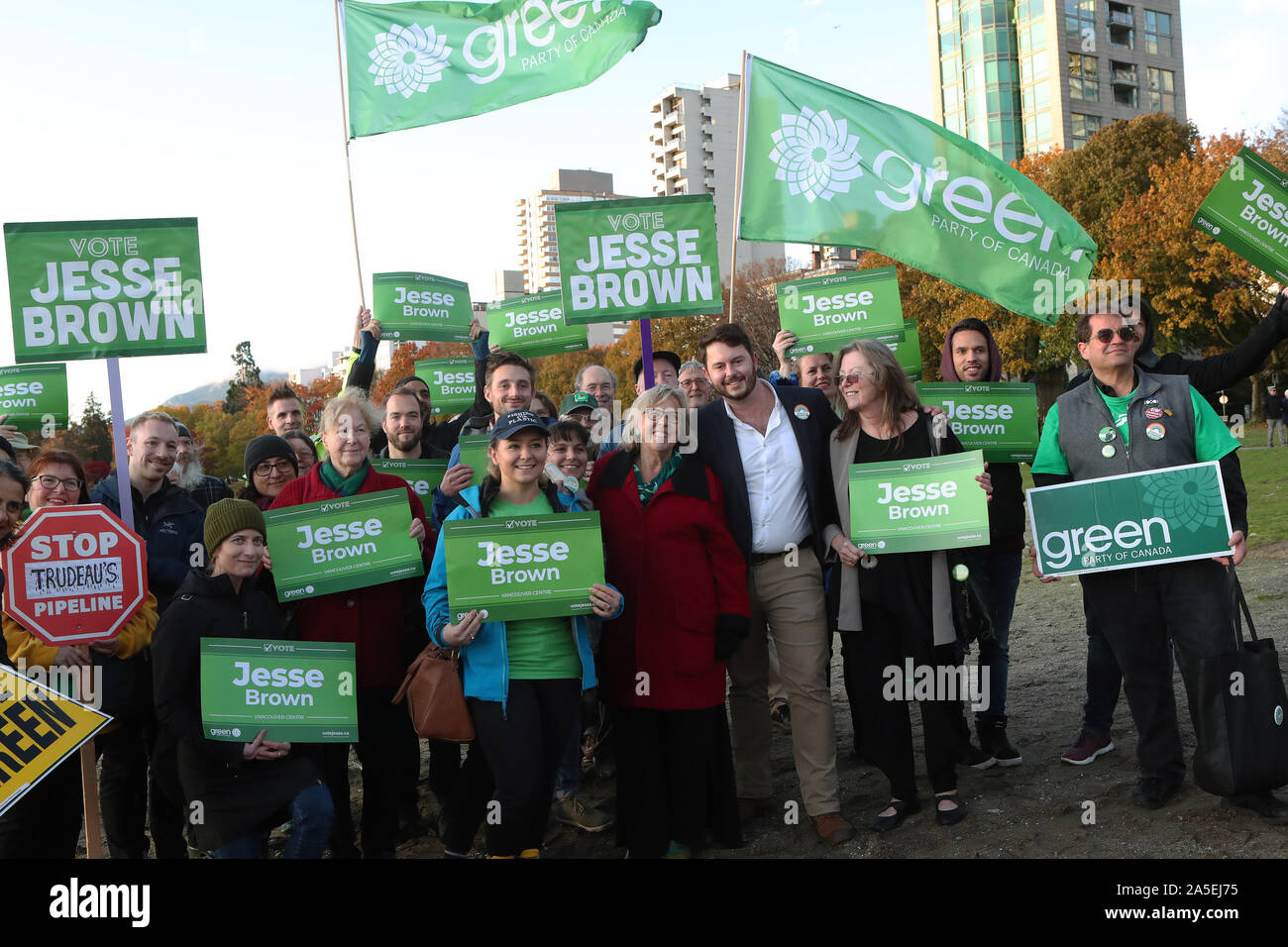 Vancouver, Canada. 20 Oct, 2019. La chef du Parti Vert du Canada Elizabeth May (Centre, L) se joint à Vancouver Centre candidat Jesse Brown (Centre, R) s'adressant aux électeurs à English Bay et sur Denman Street dans le West End, Vancouver, Colombie-Britannique, le 19 octobre 2019 au cours d'une journée de la campagne électorale fédéral à Vancouver. Le jour des élections est le 21 octobre, 2019. Photo par Heinz Ruckemann/UPI UPI : Crédit/Alamy Live News Banque D'Images