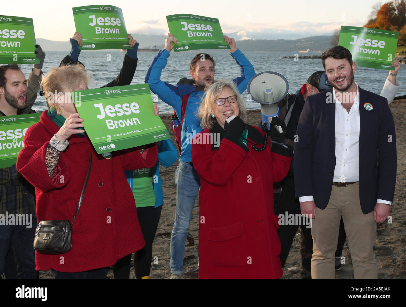 Vancouver, Canada. 20 Oct, 2019. La chef du Parti Vert du Canada Elizabeth May (centre) se joint à Vancouver Centre candidat Jesse Brown (R) s'adressant aux électeurs à English Bay et sur Denman Street dans le West End, Vancouver, Colombie-Britannique, le 19 octobre 2019 au cours d'une journée de la campagne électorale fédéral à Vancouver. Le jour des élections est le 21 octobre, 2019. Photo par Heinz Ruckemann/UPI UPI : Crédit/Alamy Live News Banque D'Images