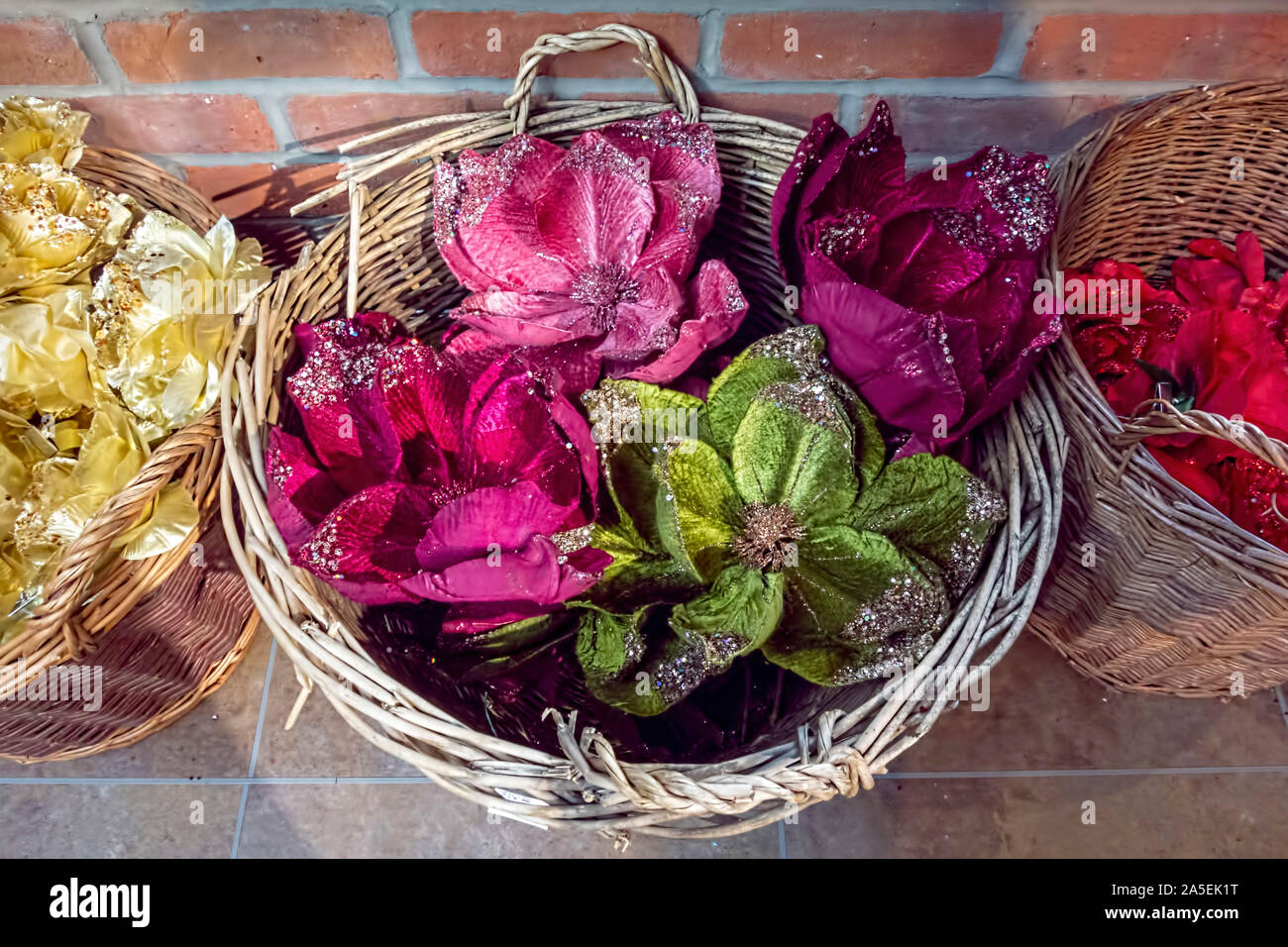 Fleurs de Noël au panier en osier UK Banque D'Images