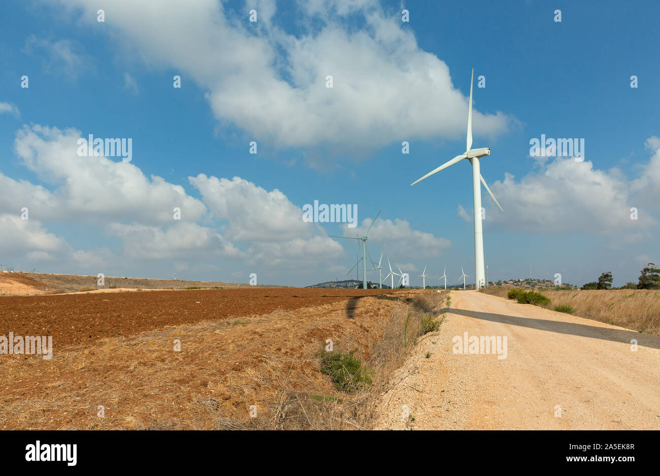 Belle route et générateurs du vent en Israël Banque D'Images