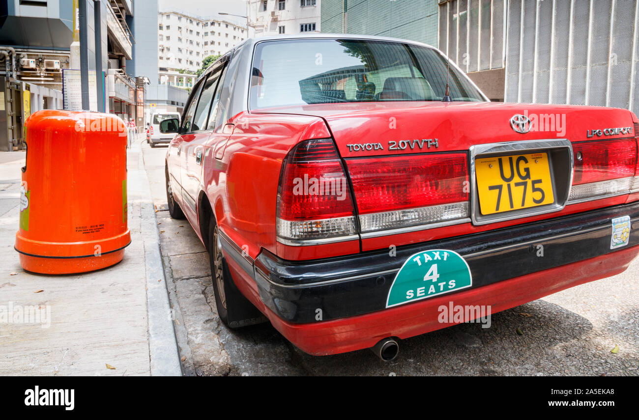 HONG KONG, CHINE - 17 septembre 2019. Arrière d'un taxi urbain rouge. Ce GPL-powered Toyota Crown Comfort est garée à l'île de Hong Kong. Banque D'Images