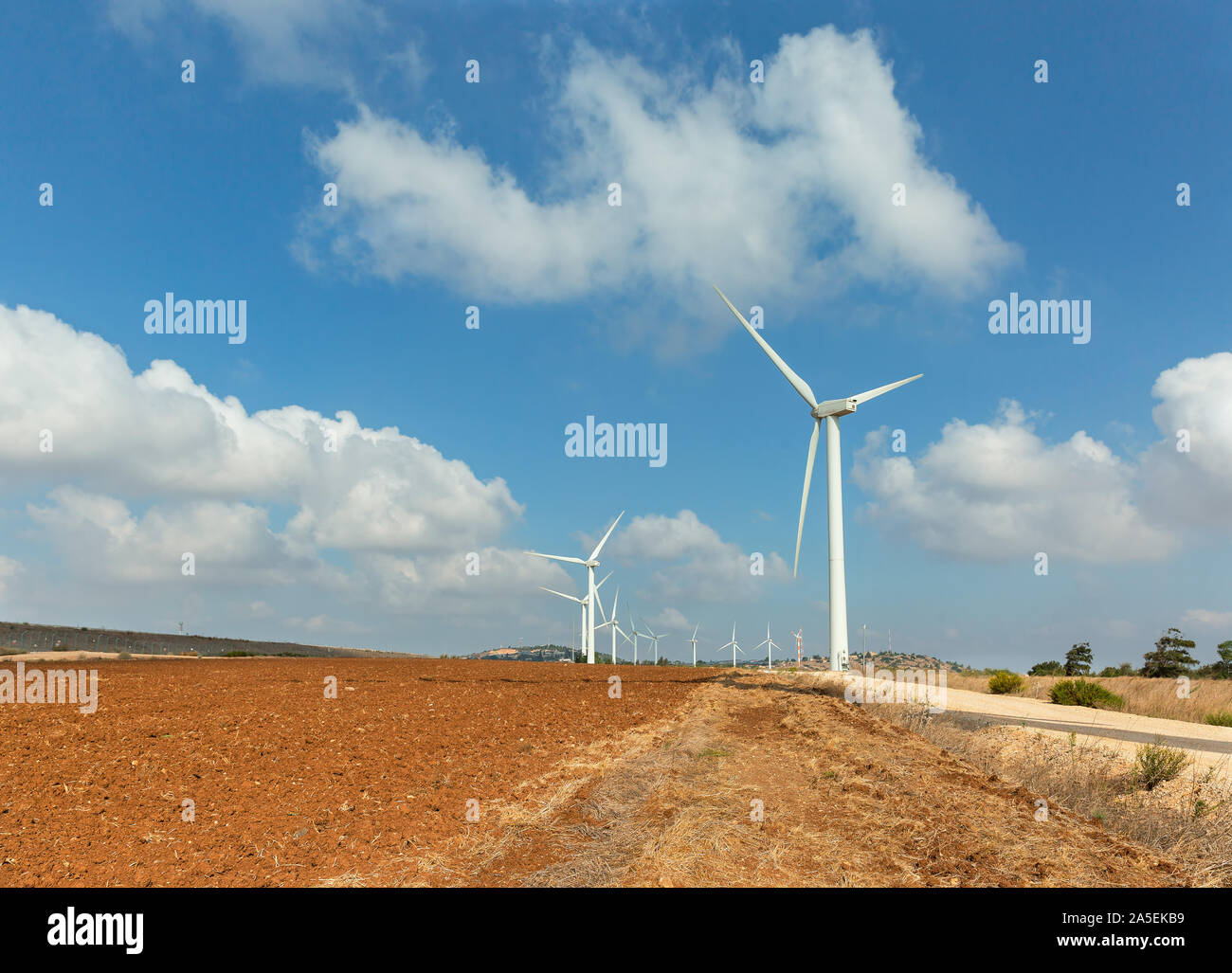 Belle route et générateurs du vent en Israël Banque D'Images
