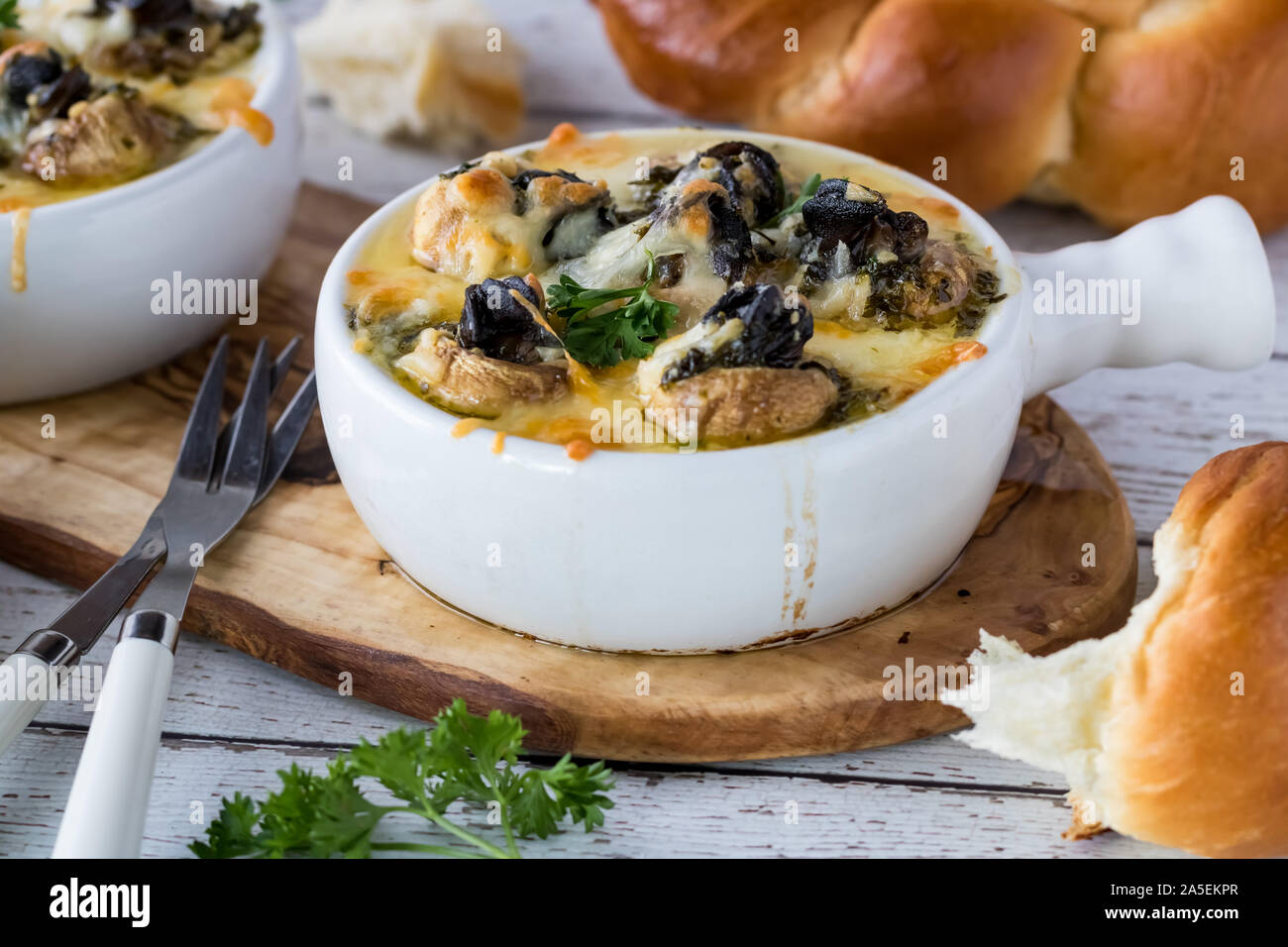 Champignons farcis aux escargots. Banque D'Images