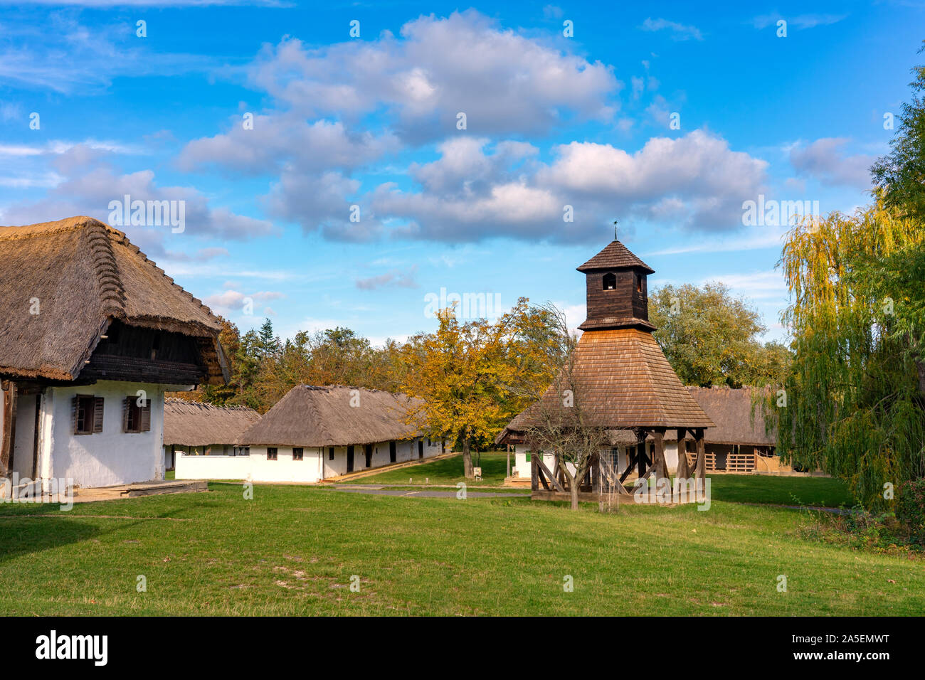 Historique vieux village hongrois avec des maisons aux toits de paille d'un clocher Banque D'Images