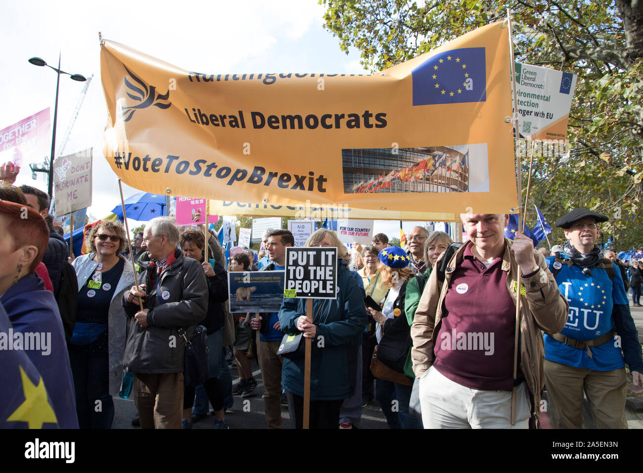 Westminster, Londres 19 octobre 2019. Peuples autochtones partisans vote la demande de confirmation de mars un référendum sur l'UK a décidé de quitter l'UE Banque D'Images