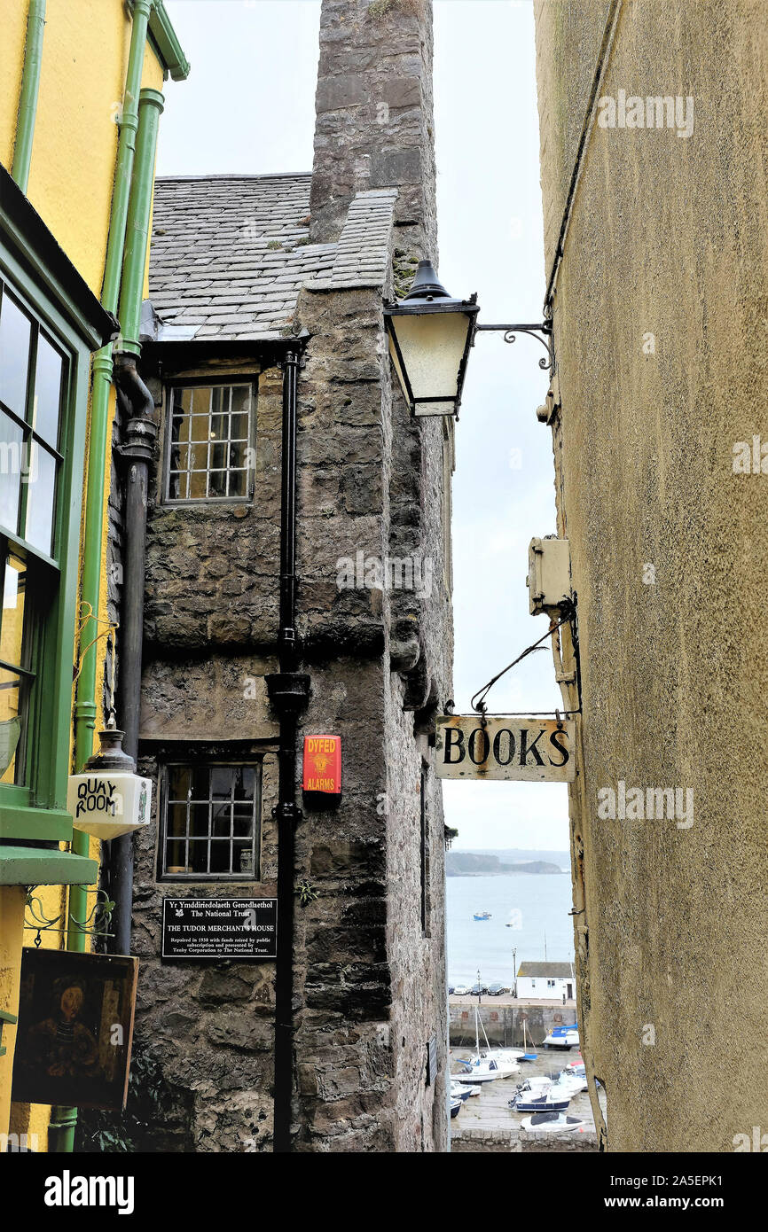 Tenby, Pays de Galles, Royaume-Uni. Le 28 juillet 2018. Attraction touristique de l'hôtel Tudor merchant's house sur le quai à la colline jusqu'au port de Tenby à South Wal Banque D'Images