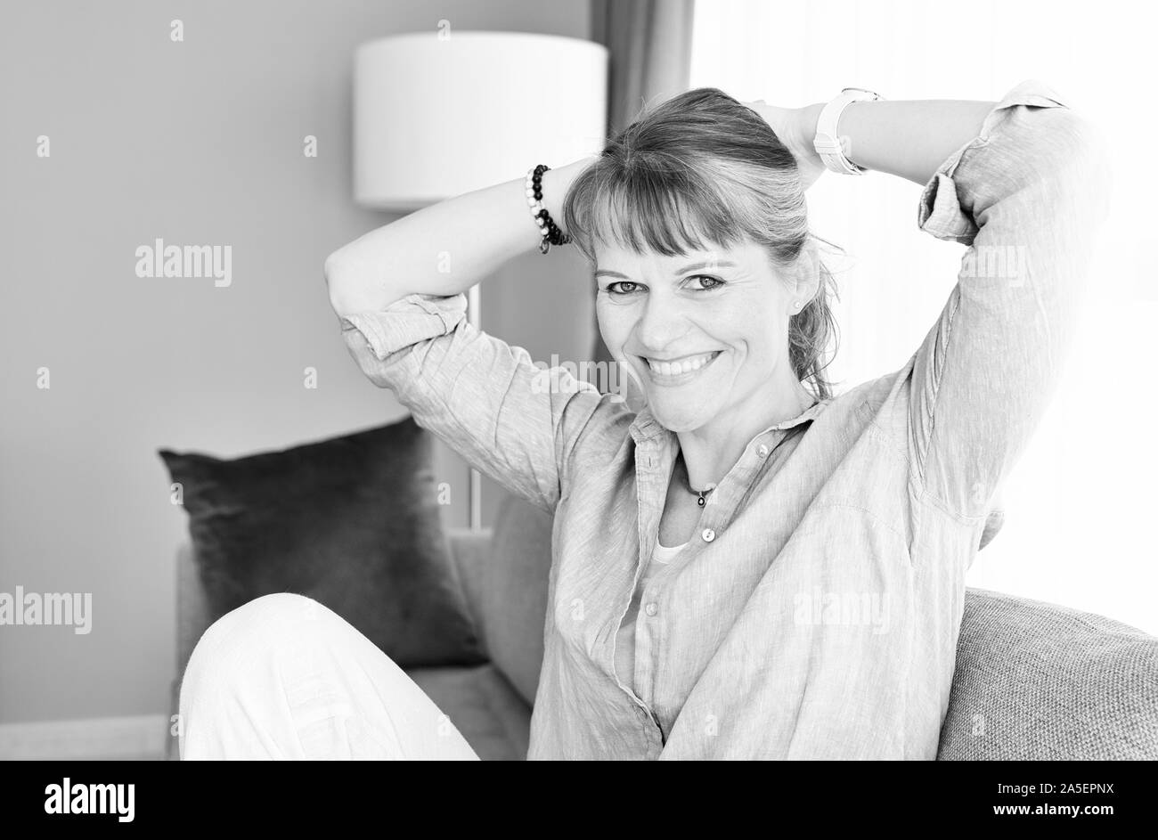 Portrait d'une femme d'âge moyen avec des cheveux gris Banque D'Images