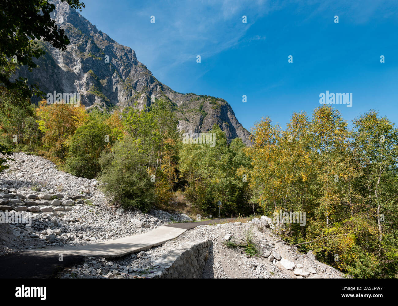 Randonnée sentier près de Bourg d'Oisans, France. Banque D'Images