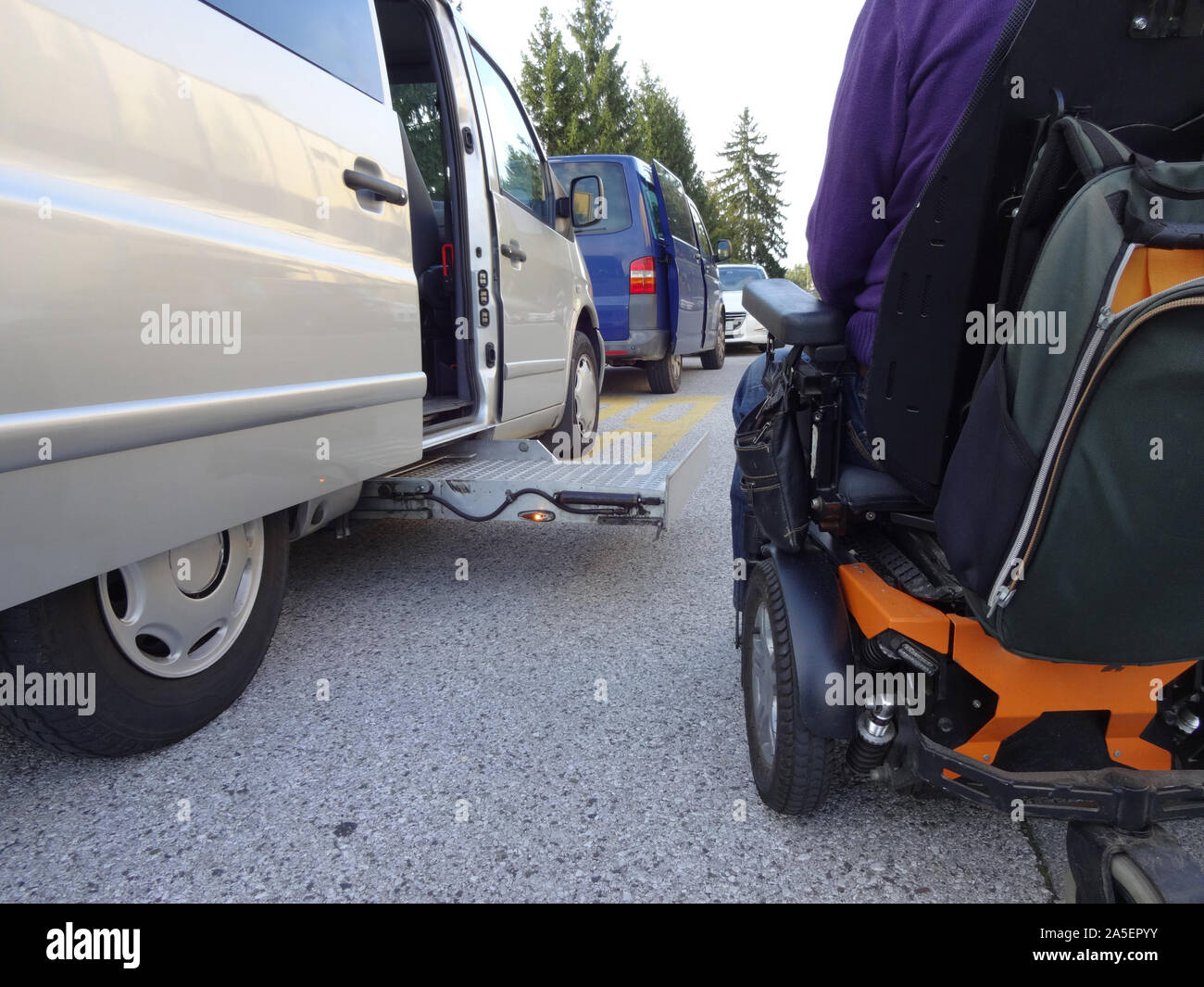 Les hommes handicapés en fauteuil roulant sur l'utilisation de véhicule accessible avec ascenseur Banque D'Images Les hommes handicapés en fauteuil roulant sur l'utilisation de véhicule accessible avec ascenseur Banque D'Images