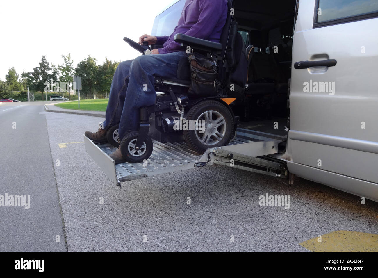 Les hommes handicapés en fauteuil roulant sur l'utilisation de véhicule accessible avec ascenseur Banque D'Images Les hommes handicapés en fauteuil roulant sur l'utilisation de véhicule accessible avec ascenseur Banque D'Images