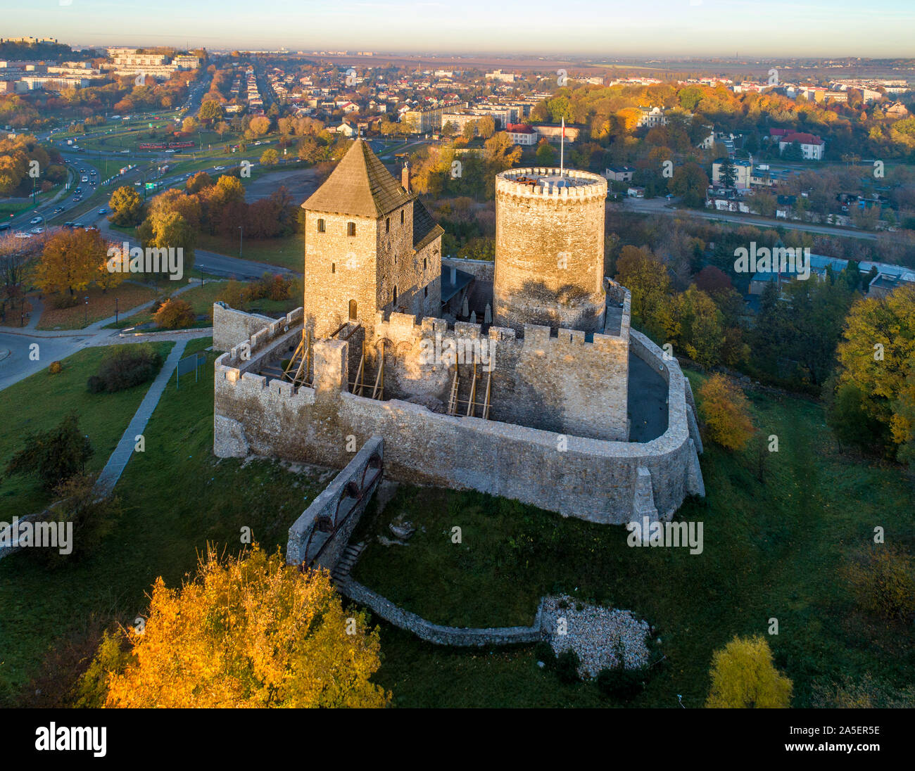 Château gothique médiévale à Bedzin, Haute Silésie, Pologne. Vue aérienne de l'automne au lever du soleil la lumière Banque D'Images
