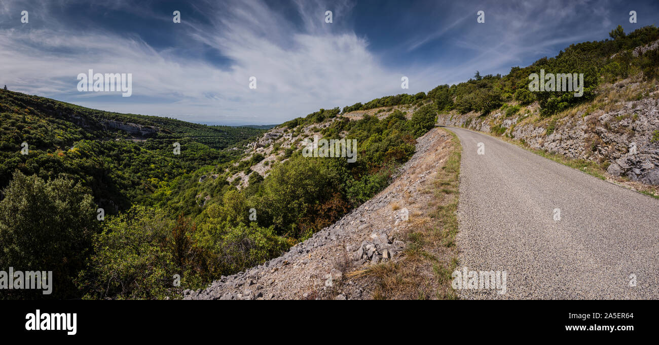 La conduite et l'itinéraire cycliste à travers les gorges de la Nesque, Provence, France. Banque D'Images
